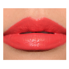 Load image into Gallery viewer, MAC Vamplify Lipgloss - Everybody&#39;s Talking