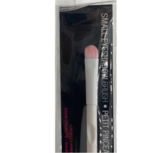 Load image into Gallery viewer, Wet N Wild Essential Brushes - C785 Small Eyeshadow