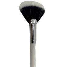 Load image into Gallery viewer, ColourPop Makeup Brush - Fan Brush Nº 05